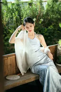 East Asian Grace: Girl in Modernized Attire and Exquisite Hair Ornament-20