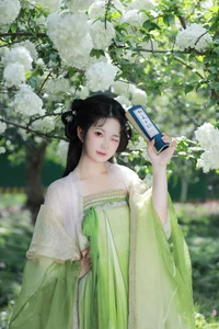 Ethereal Garden Muse: Xiao Bing Gan in YiTuYu Vol.8856-8