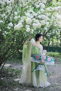 Ethereal Garden Muse: Xiao Bing Gan in YiTuYu Vol.8856-3