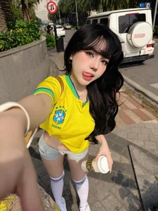 TikToker Bao Khuyen Susan rocks sporty street style with a Brazil jersey and slim waist-2