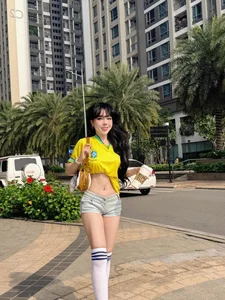 TikToker Bao Khuyen Susan rocks sporty street style with a Brazil jersey and slim waist-4
