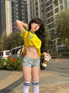 TikToker Bao Khuyen Susan rocks sporty street style with a Brazil jersey and slim waist-3