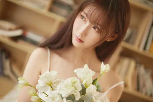 Elegant Japanese Style Nightgown Collection Featuring Model Hanyu Mimi – Aesthetic Indoor Photography and Cozy Loungewear Inspiration for a Soft Minimalist Lifestyle-24