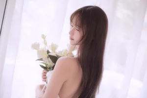 Elegant Japanese Style Nightgown Collection Featuring Model Hanyu Mimi – Aesthetic Indoor Photography and Cozy Loungewear Inspiration for a Soft Minimalist Lifestyle-15