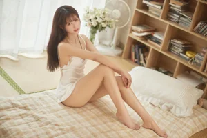 Elegant Japanese Style Nightgown Collection Featuring Model Hanyu Mimi – Aesthetic Indoor Photography and Cozy Loungewear Inspiration for a Soft Minimalist Lifestyle-6