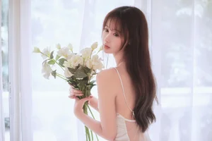 Elegant Japanese Style Nightgown Collection Featuring Model Hanyu Mimi – Aesthetic Indoor Photography and Cozy Loungewear Inspiration for a Soft Minimalist Lifestyle-4