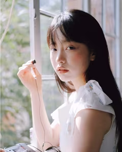 VGU No.94: Discover Elegant Beauty in Natural Light, An Expressive Portrait-2