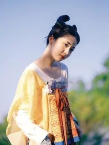 The Art of Seasonal Transitions: Embracing Early Summer with Tu Ya W-1