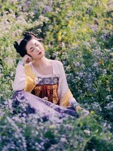 The Art of Seasonal Transitions: Embracing Early Summer with Tu Ya W-12