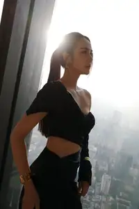 Huyen Lizzie Stuns with Alluring Slender Back and Elegant Fashion Style-9