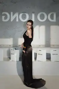 Huyen Lizzie Stuns with Alluring Slender Back and Elegant Fashion Style-11
