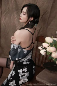 Timeless Elegance: Reimagining Modern Qipao and Black Silk Aesthetics with Nan Qiao-14