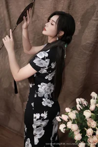 Timeless Elegance: Reimagining Modern Qipao and Black Silk Aesthetics with Nan Qiao-3