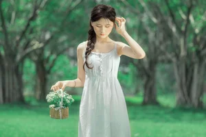 Ethereal Summer Muse: Saikuwako Captivates in YiTuYu’s Latest Art Language Collection-12