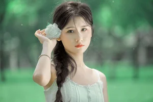 Ethereal Summer Muse: Saikuwako Captivates in YiTuYu’s Latest Art Language Collection-0