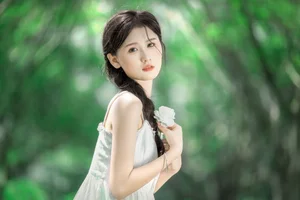 Ethereal Summer Muse: Saikuwako Captivates in YiTuYu’s Latest Art Language Collection-6