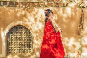 YiTuYu Art Language Vol.9233: Stunning Portrait Photography Featuring Model Dang Chu Jiao Ren Jia Xiao Tian Tian - Elegant 35-Photo Artistic Collection-3