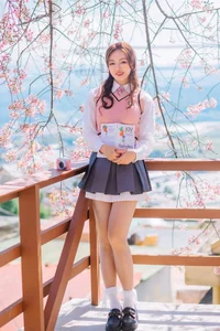 Sweet Spring Moments: Preppy Style Under Cherry Blossoms-4