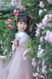 YiTuYu Vol.8641: The Classic Beauty of Zhou Zhou AY Amidst a Dreamy Rose Garden-16