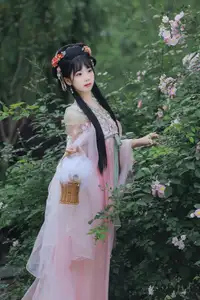 YiTuYu Vol.8641: The Classic Beauty of Zhou Zhou AY Amidst a Dreamy Rose Garden-17