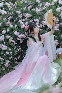 YiTuYu Vol.8641: The Classic Beauty of Zhou Zhou AY Amidst a Dreamy Rose Garden-10