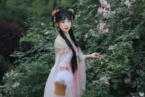 YiTuYu Vol.8641: The Classic Beauty of Zhou Zhou AY Amidst a Dreamy Rose Garden-3