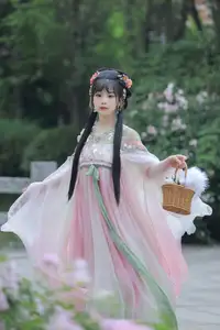 YiTuYu Vol.8641: The Classic Beauty of Zhou Zhou AY Amidst a Dreamy Rose Garden-20