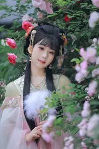 YiTuYu Vol.8641: The Classic Beauty of Zhou Zhou AY Amidst a Dreamy Rose Garden-15