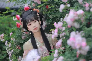 YiTuYu Vol.8641: The Classic Beauty of Zhou Zhou AY Amidst a Dreamy Rose Garden-2