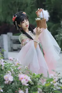 YiTuYu Vol.8641: The Classic Beauty of Zhou Zhou AY Amidst a Dreamy Rose Garden-7