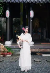 Elegant Vietnamese Beauty with Flowers-2