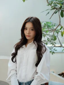 Karen Nguyen radiates effortless elegance in a classic white shirt minimalist look-6