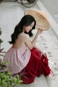 Graceful Vietnamese Beauty: Conical Hat Muse Shines in Ancient Setting-18