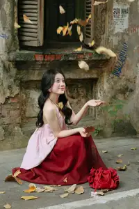 Graceful Vietnamese Beauty: Conical Hat Muse Shines in Ancient Setting-8