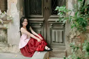 Graceful Vietnamese Beauty: Conical Hat Muse Shines in Ancient Setting-12