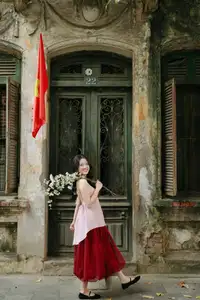 Graceful Vietnamese Beauty: Conical Hat Muse Shines in Ancient Setting-17