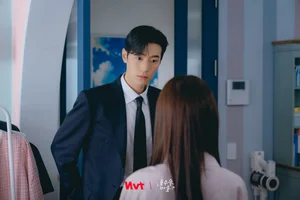 K-Drama Our Universe Spoilers: Park Seo Ham’s Unexpected Visit Disrupts Roh Jeong Eui and Bae In Hyuk’s Secret Living Arrangement Tension-6