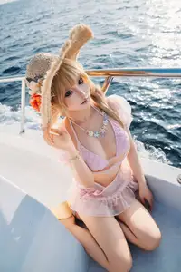 Coser Chunmomo's Enchanting Sunset Yacht Photoshoot - Part02-21