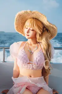 Coser Chunmomo's Enchanting Sunset Yacht Photoshoot - Part02-36