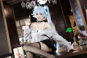 The Art of Healing: A Dreamy Florence 'Medical Heart' Cosplay Inspiration-8