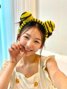 Radiant 15-Year-Old Idol Visuals: A Closer Look at Her Ethereal Stage Style-3