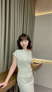 Beautiful Girl: Youthful Short Layered Hair & Dynamic Style - Beautiful Girl Photo-9