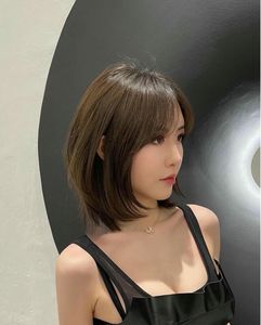 Beautiful Girl: Youthful Short Layered Hair & Dynamic Style - Beautiful Girl Photo-12
