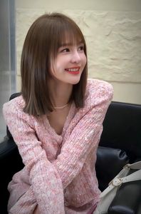 Beautiful Girl: Youthful Short Layered Hair & Dynamic Style - Beautiful Girl Photo-10