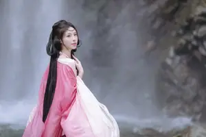 YiTuYu Vol8765 Yi Xiao Zhi Zhi Zhi Zhi Ethereal Pink Hanfu Beauty by the Waterfall-0