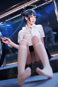 Coser Feng Jiang Jiang V as Hisaki JK: Captivating Youthful Charm in the City-7