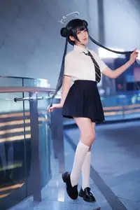 Coser Feng Jiang Jiang V as Hisaki JK: Captivating Youthful Charm in the City-16