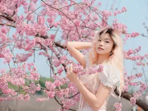 YiTuYu Art Language Vol.8665: Ten Ten's Radiant Beauty Amidst Cherry Blossoms - Captivating Spring Portrait-7