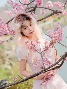YiTuYu Art Language Vol.8665: Ten Ten's Radiant Beauty Amidst Cherry Blossoms - Captivating Spring Portrait-6