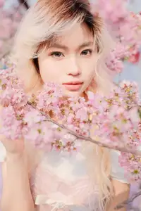 YiTuYu Art Language Vol.8665: Ten Ten's Radiant Beauty Amidst Cherry Blossoms - Captivating Spring Portrait-1
